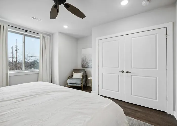 Luxurious Condo With Rooftop And Parking Near University City