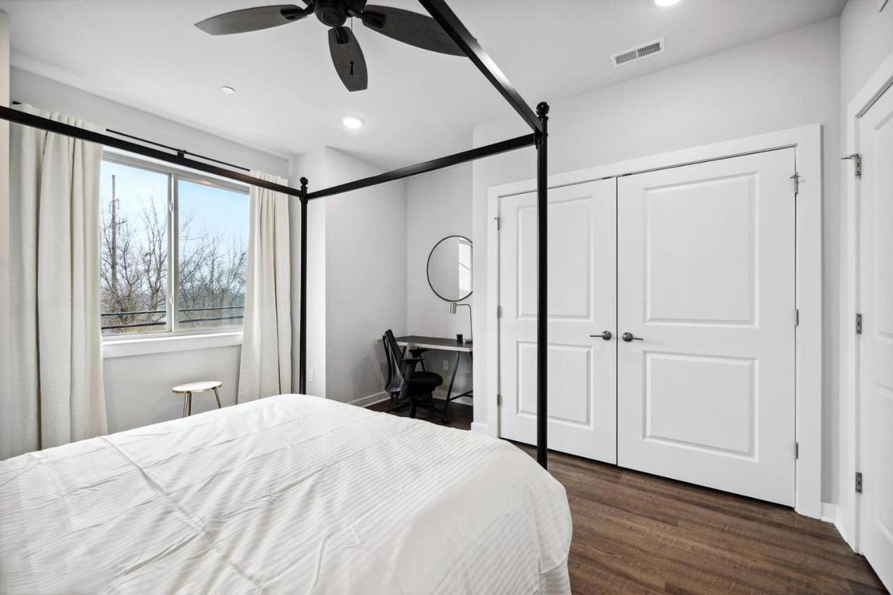 Luxurious With Rooftop And Parking Near Apartment